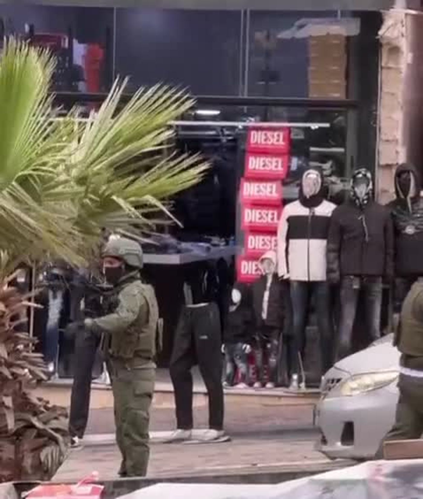 כוחות הביטחון עצרו את החשודים שהתחזו לחיילים ושדדו חנויות
