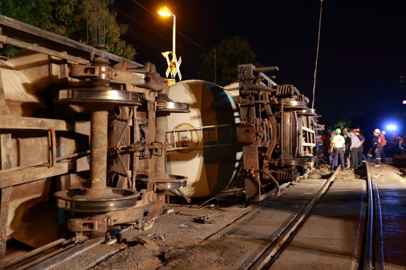 אסון בתאילנד: מנוף קרס על רכבת, לפחות 252 נהרגו