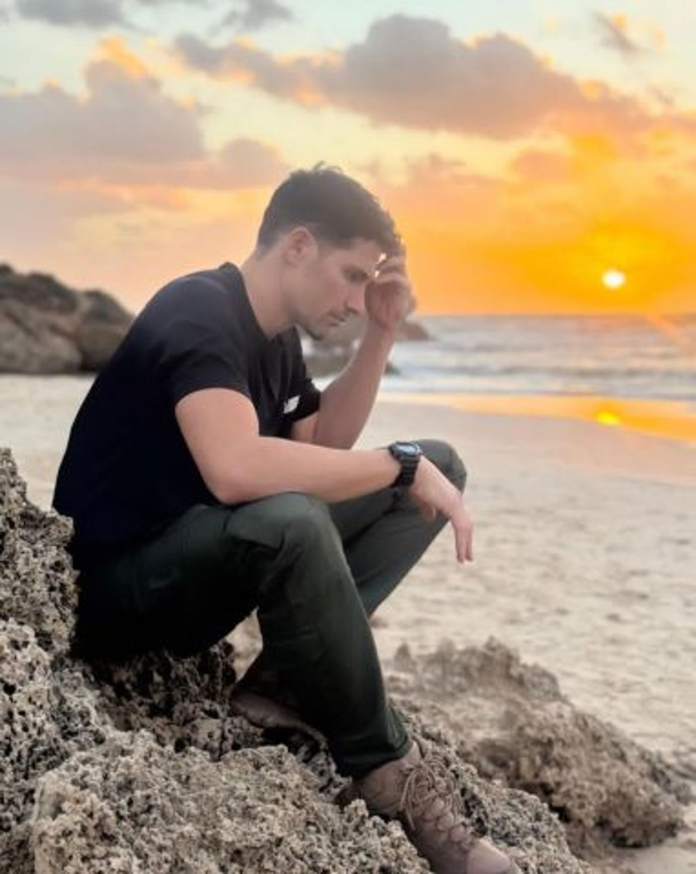 מתוך הצילומים ל"כשהגלים מתחזקים". (צילום מסך מתוך האינסטגרם של ידין)