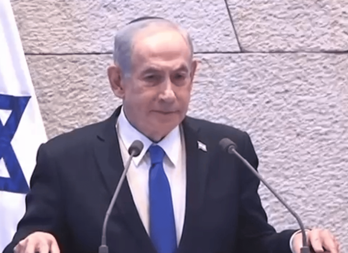 עם כיפה על הראש: נתניהו בירך בכנסת על חזרת כל החטופים