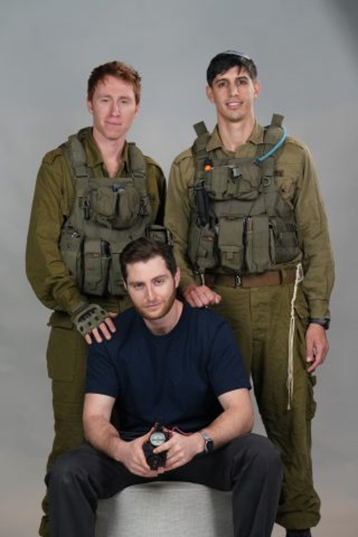 בן זבלדובסקי ושחקני ההצגה מנוקדה לנקודה מבית תאטרון השעה הישראלי