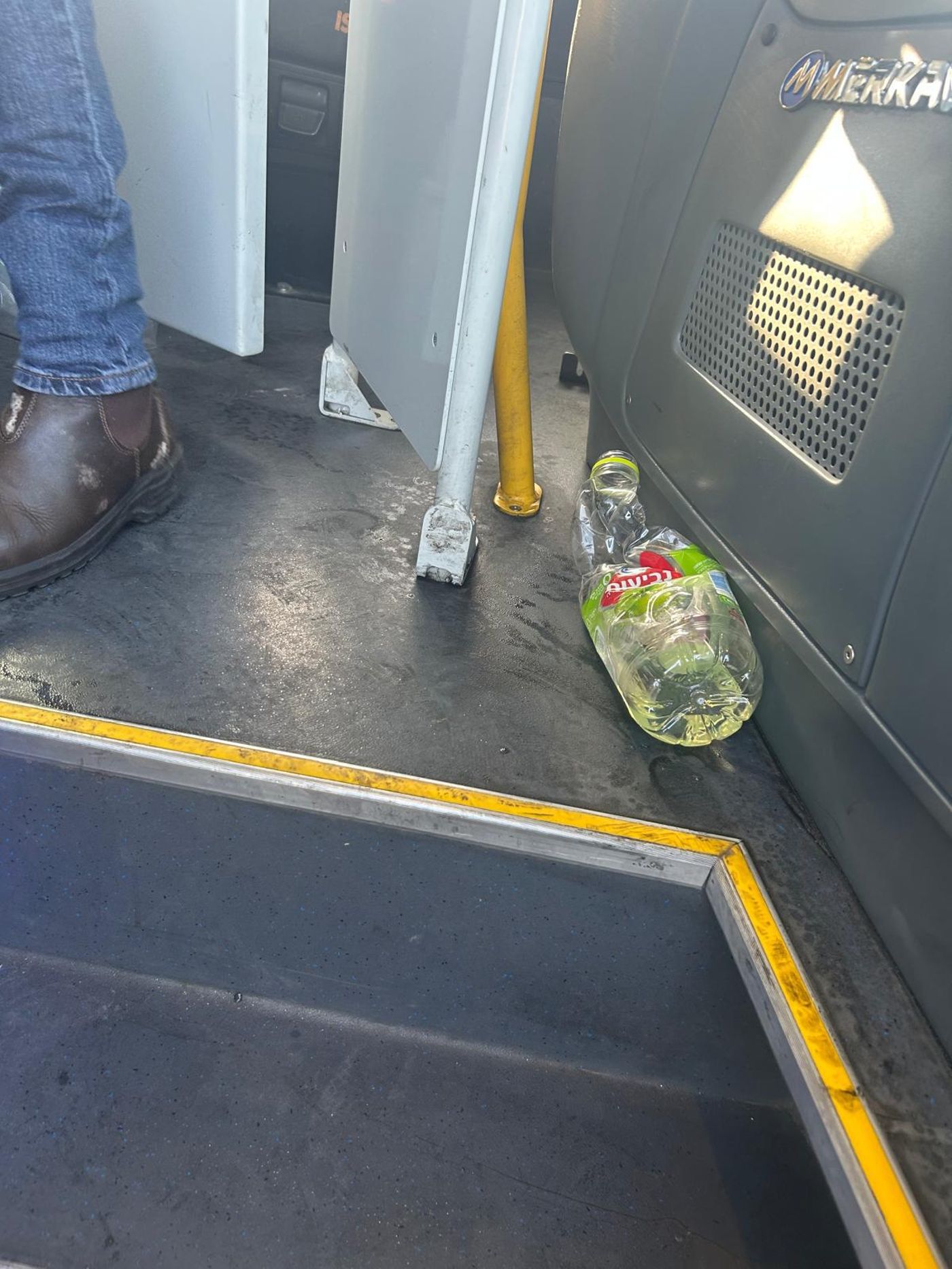 אירוע מחריד: נוסע ניסה להצית ילד בן 12 באוטובוס