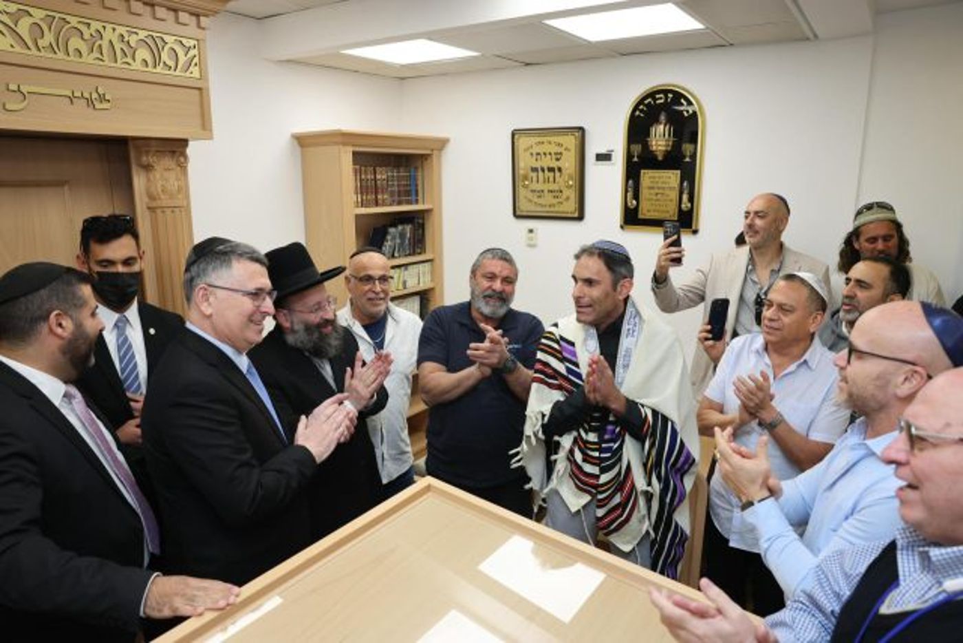 מרגש: קביעת מזוזה בבית הכנסת החדש של משרד החוץ | צפו בתיעוד