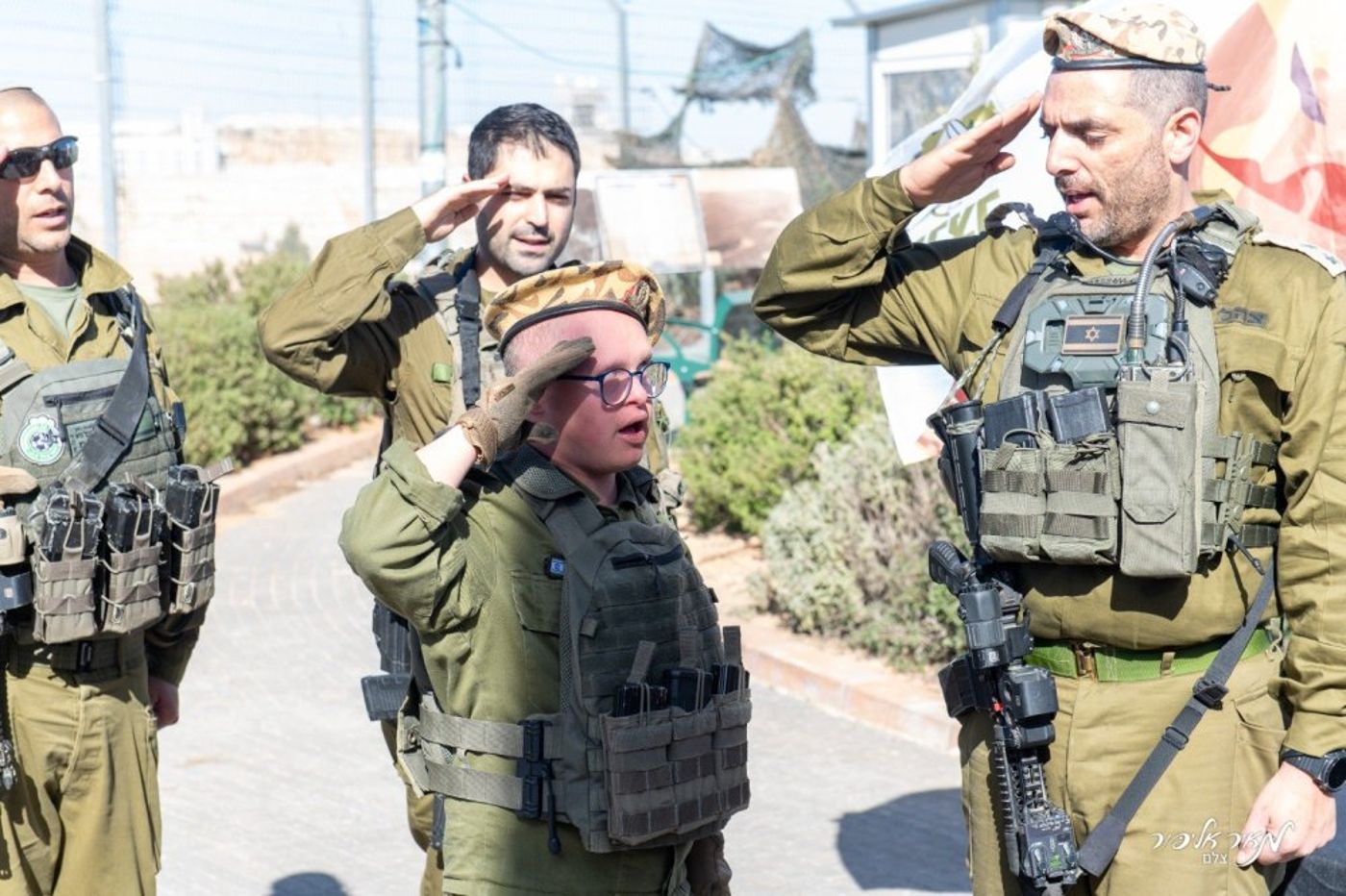יצחק רז מאפרת משרת ביחידת "מבצר"
