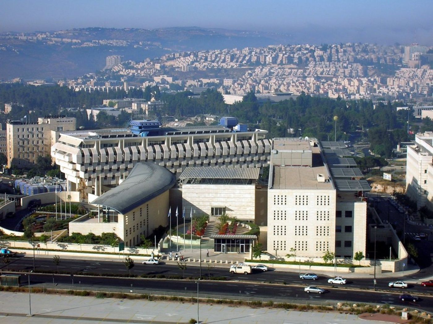 ישראל שוקלת פינוי שגריריויות; בכירים התבקשו לחזור לארץ