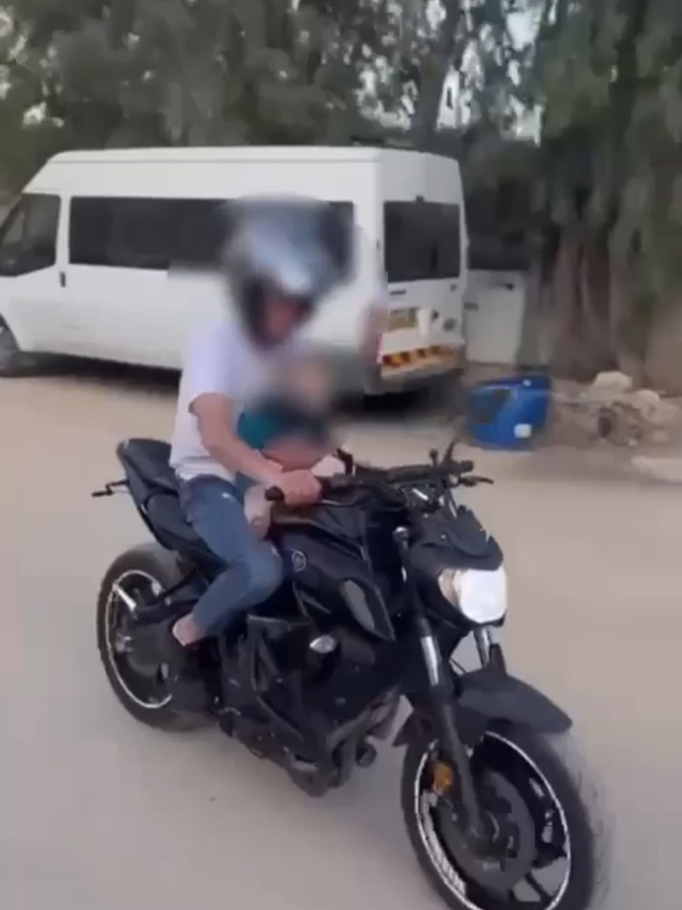 החשוד מכפר עקב מרכיב את אחיו התינוק