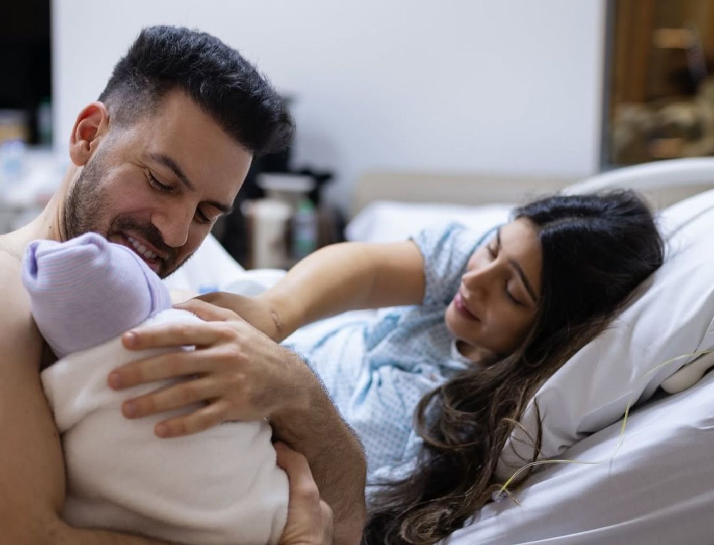 דניאלה דואק ואורי שרף רגע לאחר הלידה.