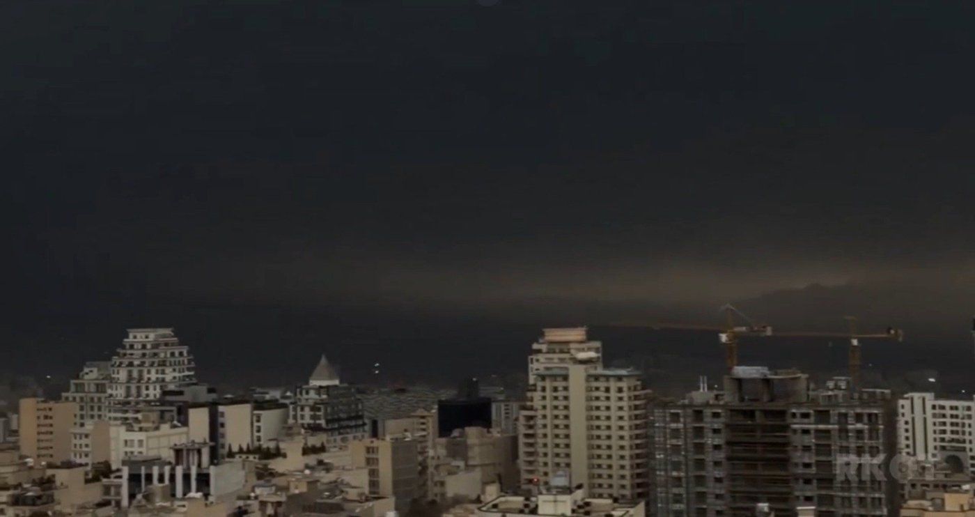 עננים שחורים בשמי איראן