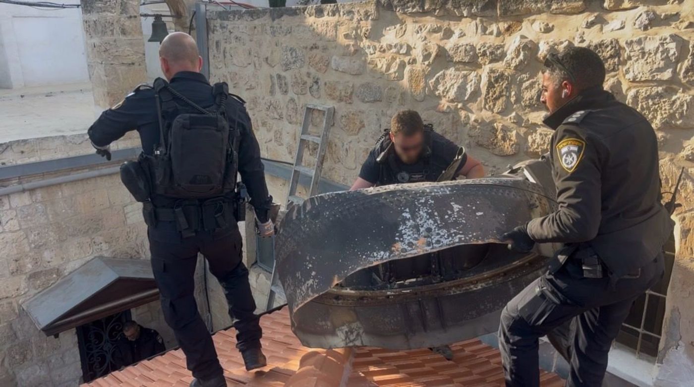 פינוי חלק הטיל מכנסיית הקבר