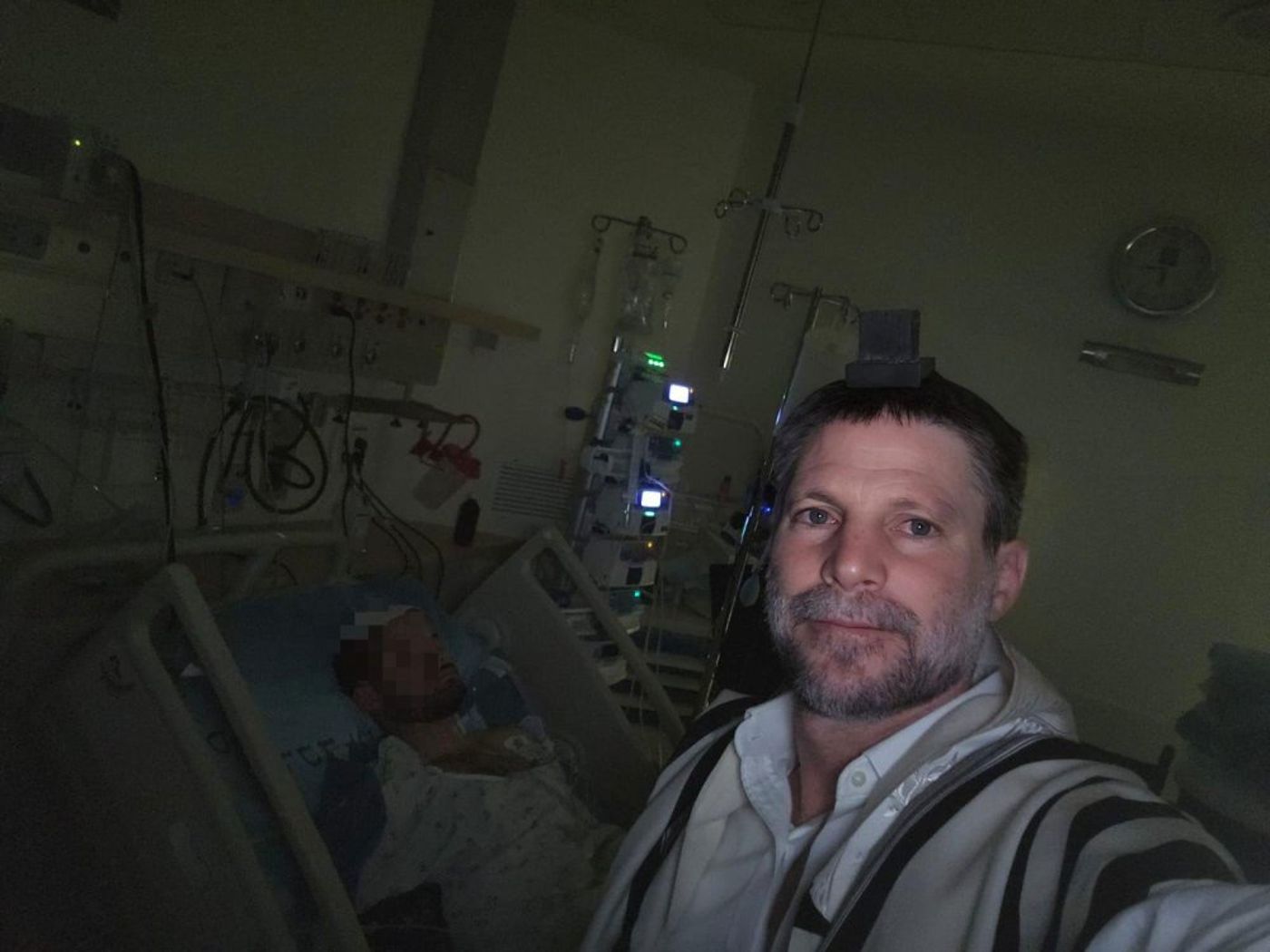 סמוטריץ' ליד מיטת האישפוז של בנו בבית החולים
