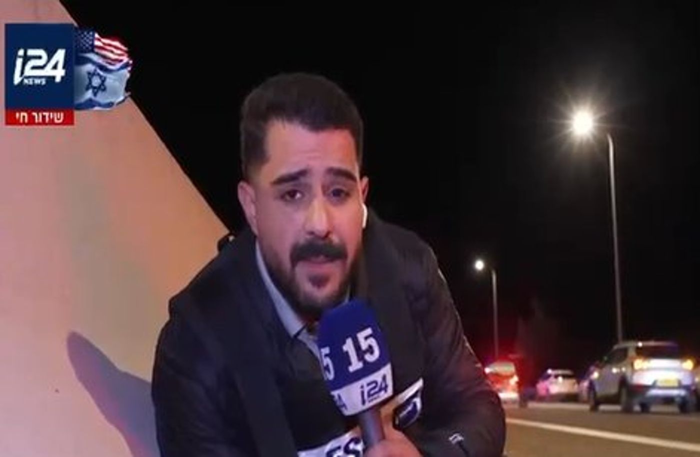 רק בישראל: הכתב נשכב על הכביש באמצע דיווח. צפו