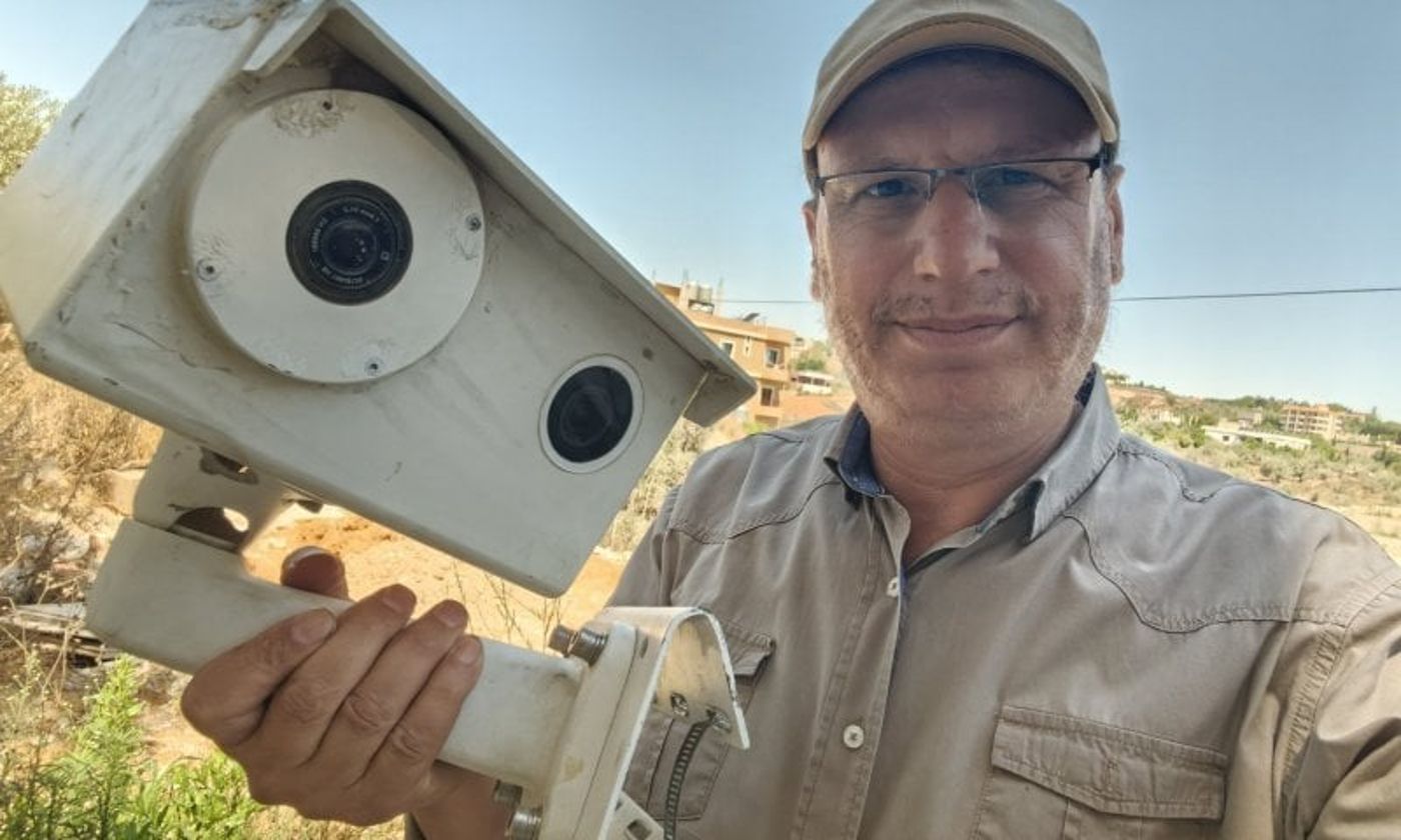 עלי שועייב עם מצלמה שנגנבה ממוצב צה"ל
