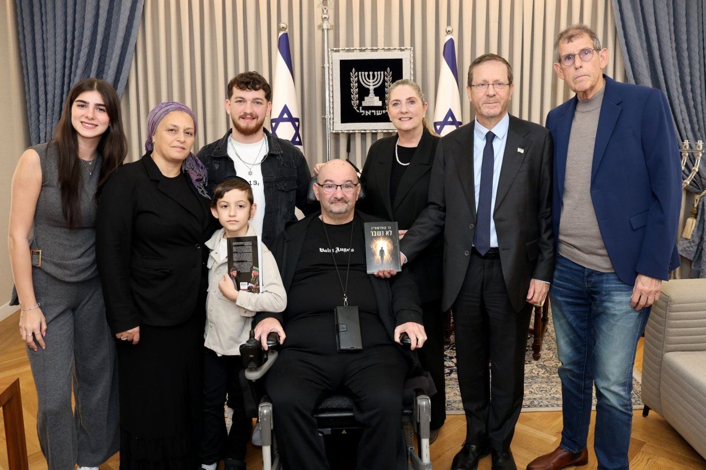 משפחתו של בר קופרשטיין עם נשיא המדינה.