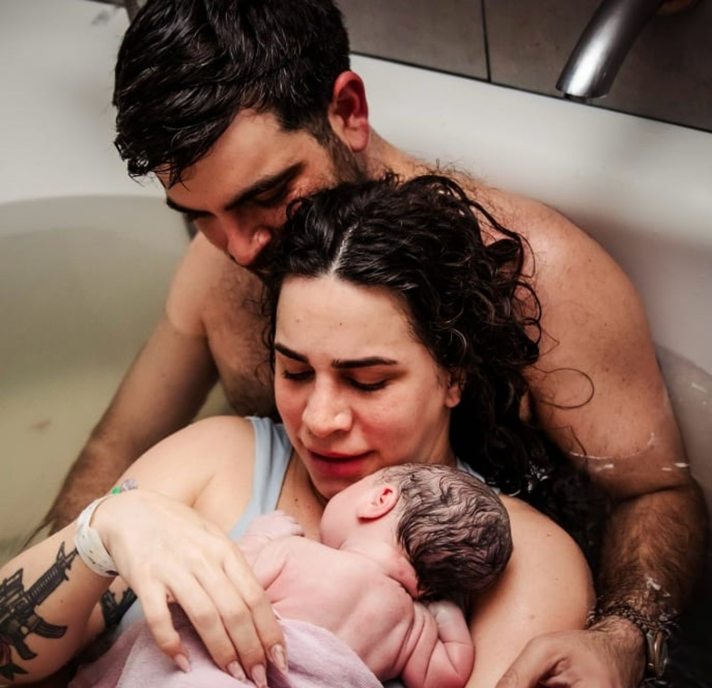 אורין ג'ולי ובתה התינוקת לאחר הלידה