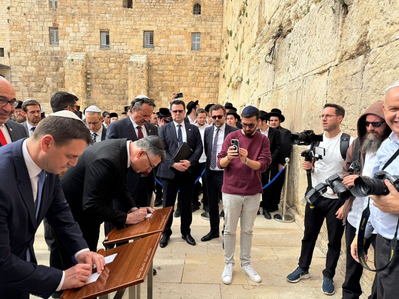 סער ושר החוץ הצ'כי בכותל המערבי