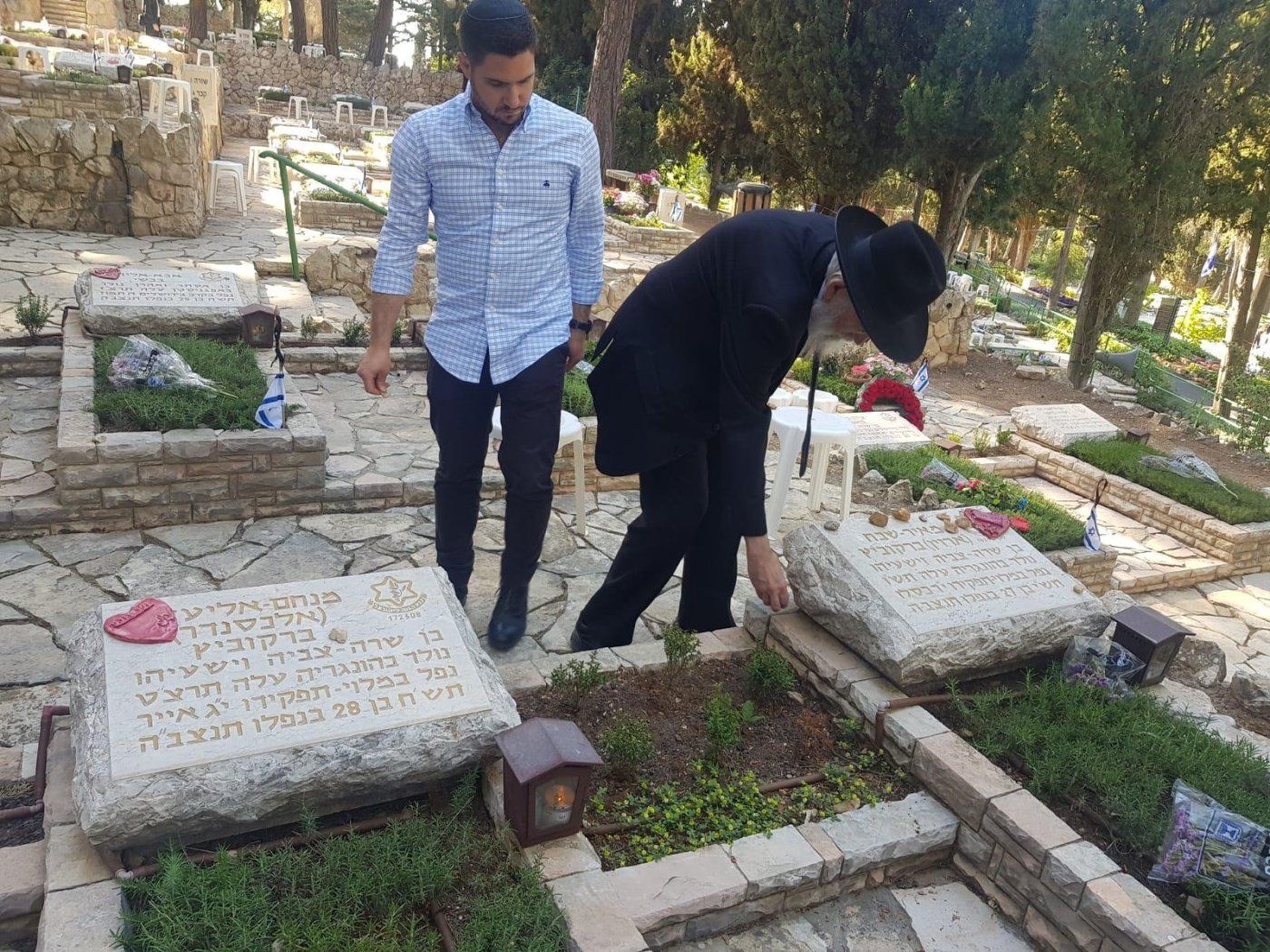 בני המשפחה עולים לקברם מדי שנה בשנה ביום הזכרון