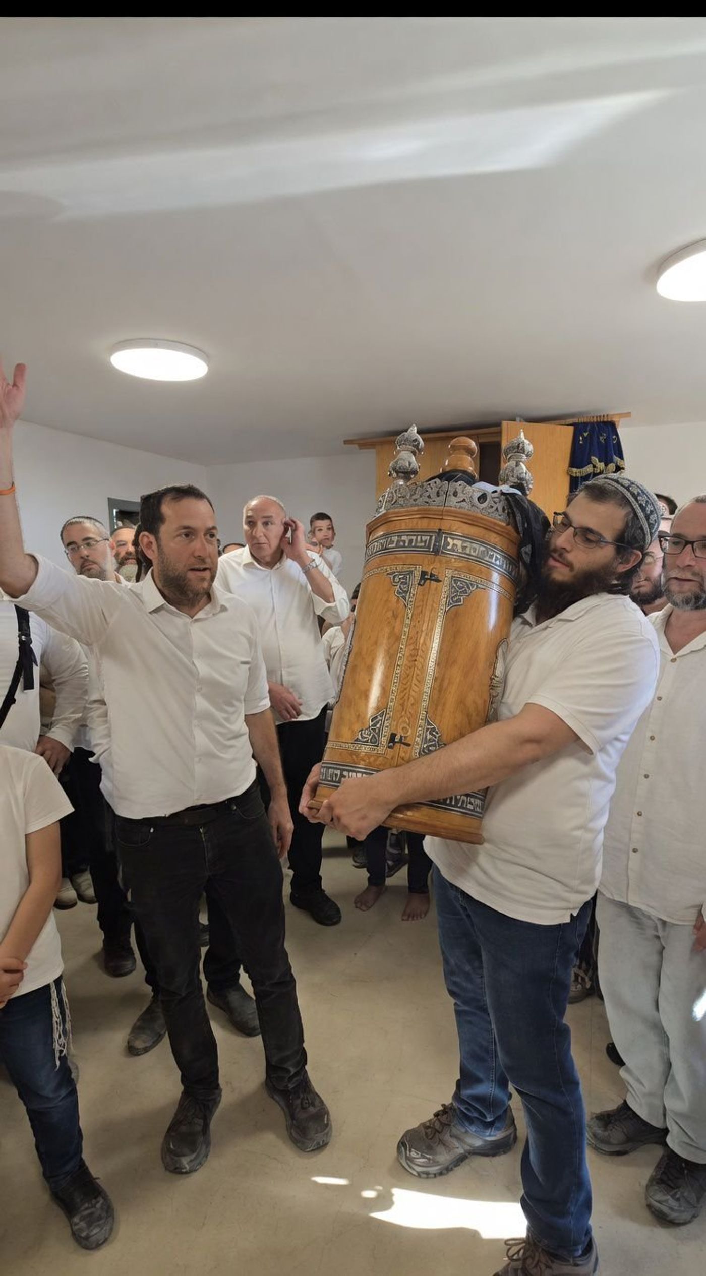 שלמה חלפון מחזיר את ספר התורה לשא-נור