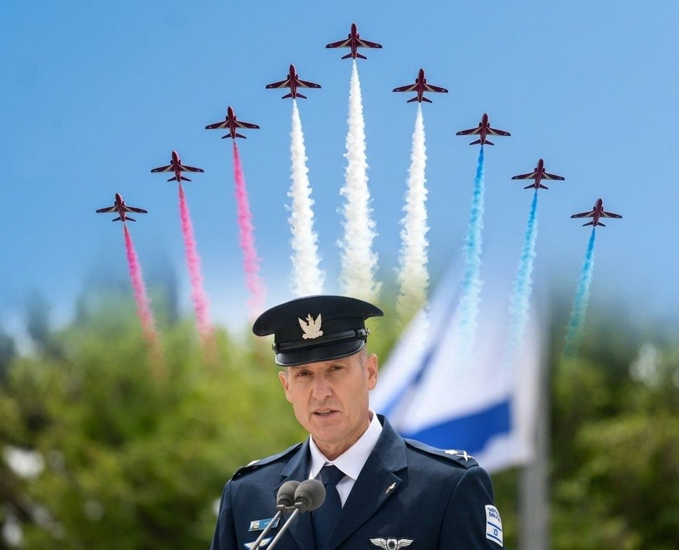 מפקד חיל האוויר היוצא, תומר בר, תחת מטס אקרובטי
