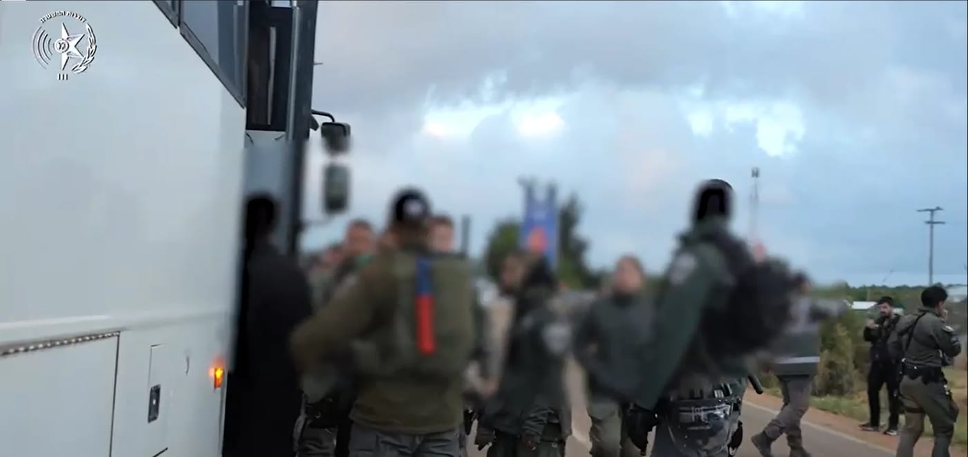 המתפללים עולים לאוטובוסים