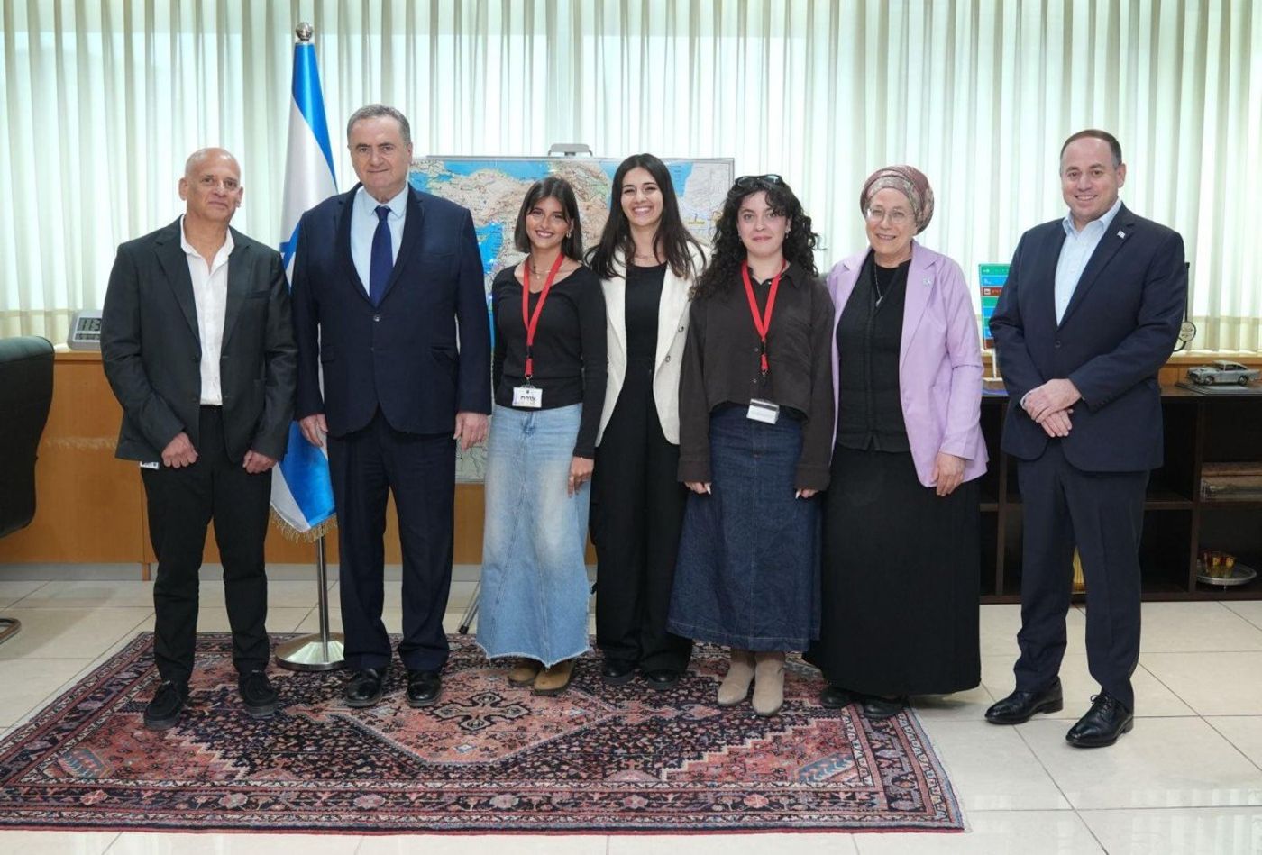 שר הביטחון כ"ץ עם מתנדבות שירות לאומי