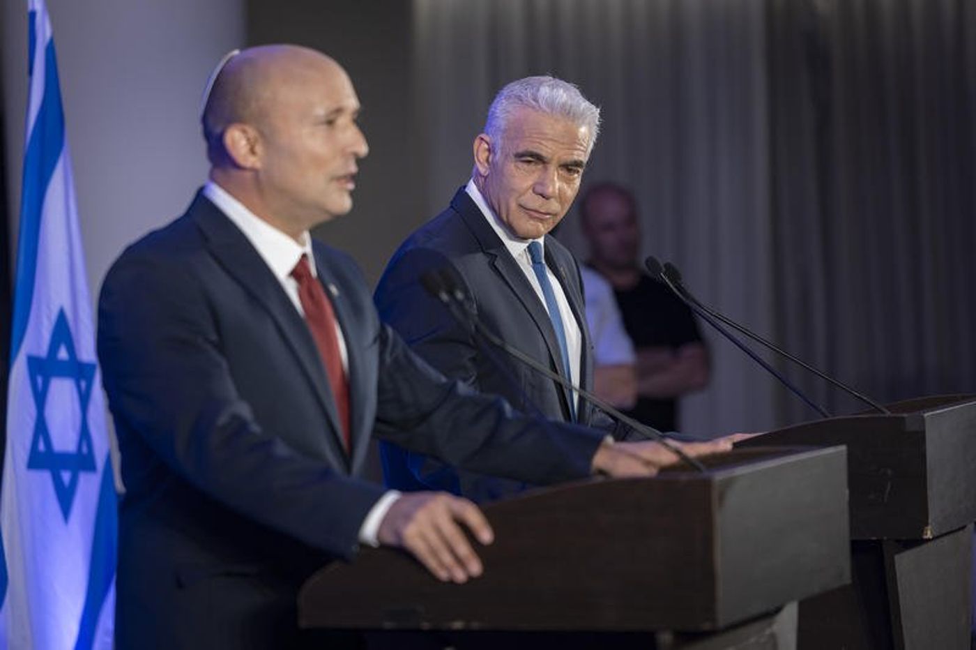 חצי שנה לבחירות: מכה קשה לבנט ולפיד
