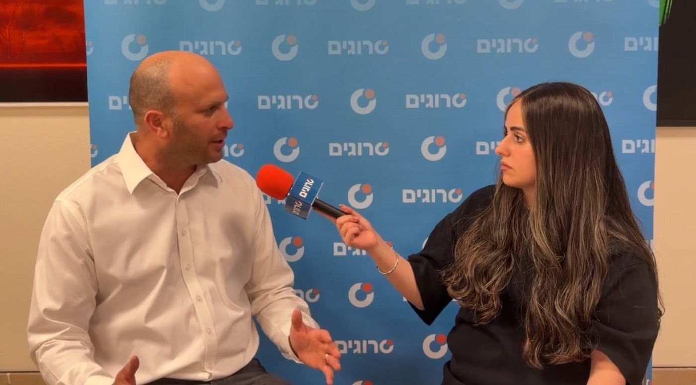 ח"כ קרויזר באולפן סרוגים בכנסת