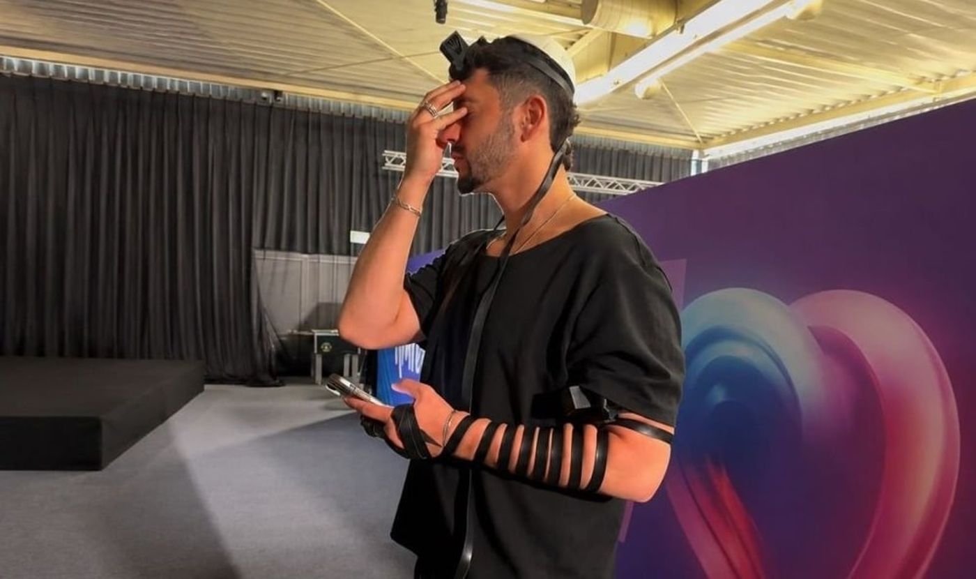 נועם בתן מניח תפילין