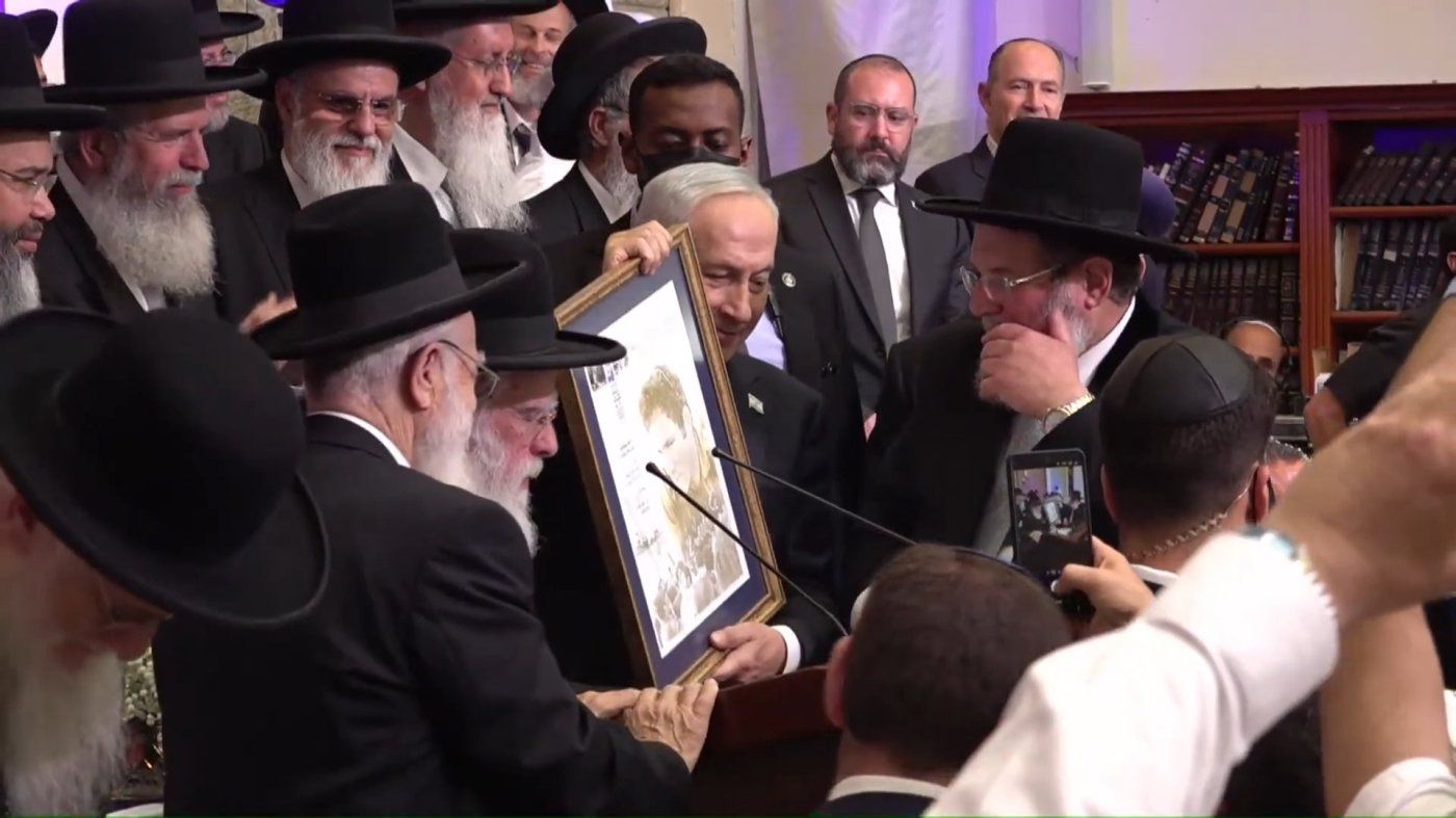 הרב יעקב שפירא מעניק שי הוקרה לראש הממשלה
