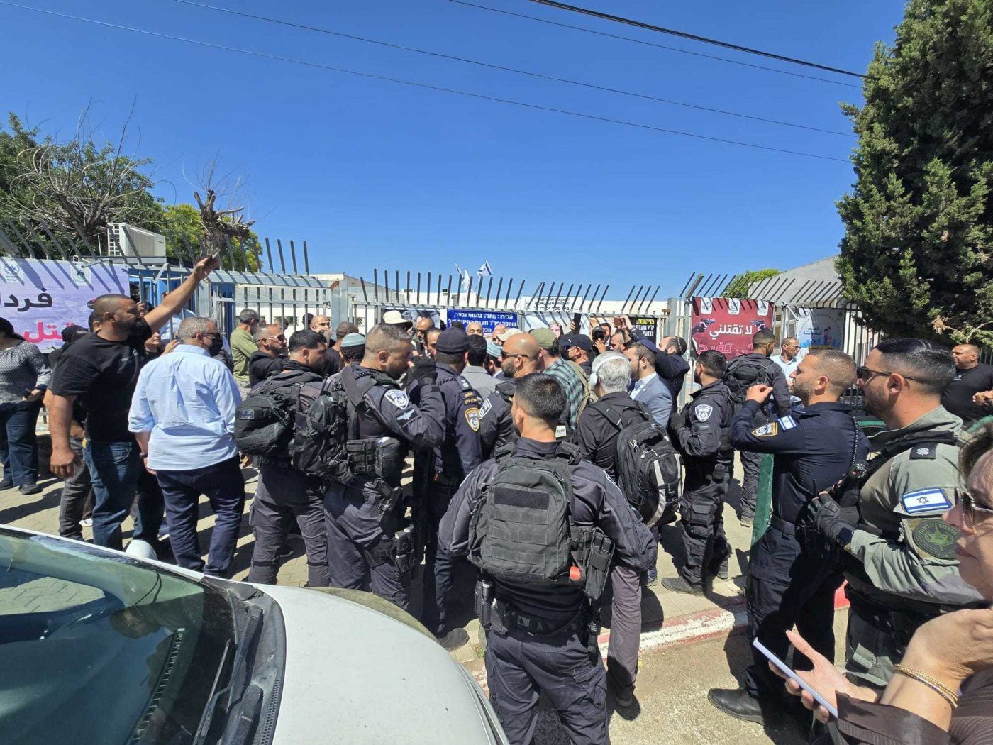 התושבים מונעים את הכניסה לבית הספר