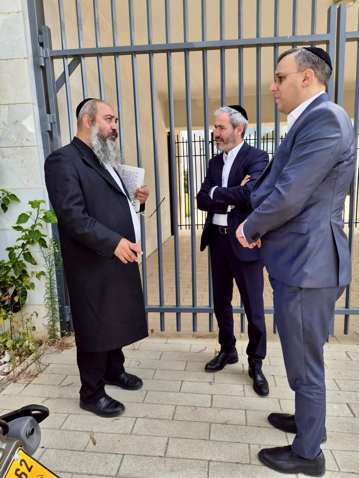 משריקי וטייב בכניסה לכלא 10