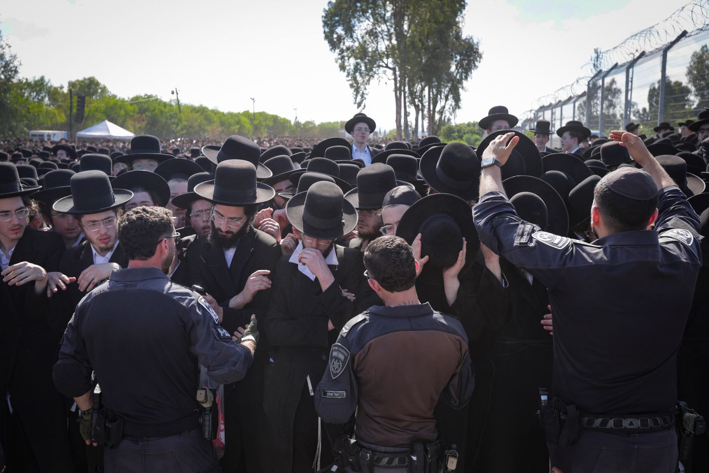 חסידי גור בכניסה לכלא 10