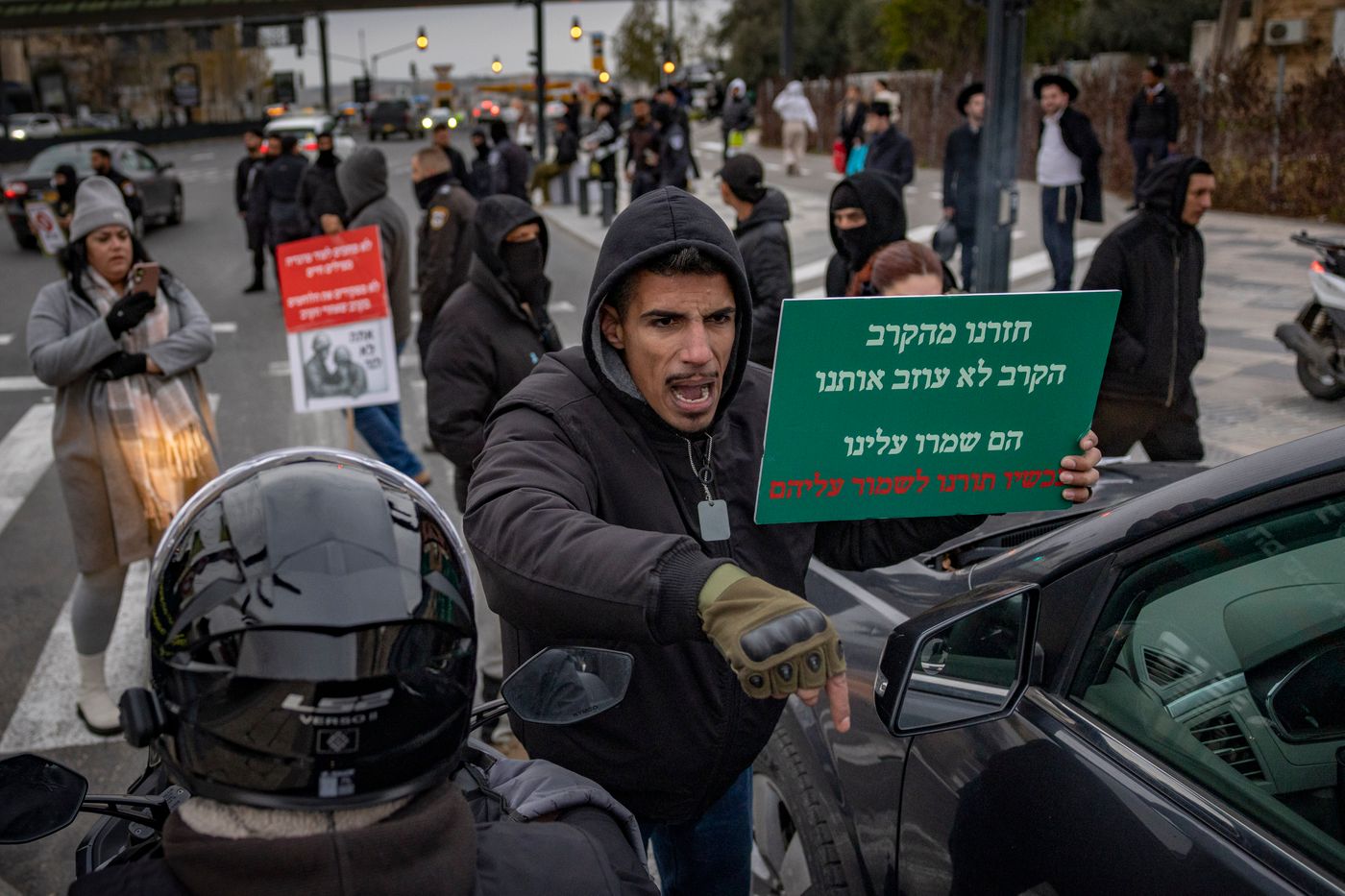 הלומי קרב מפגינים