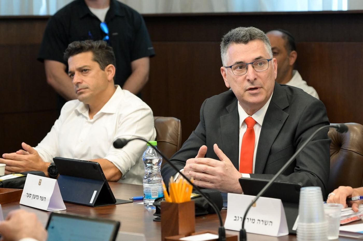 מצ״ב תמונה מישיבת הממשלה.