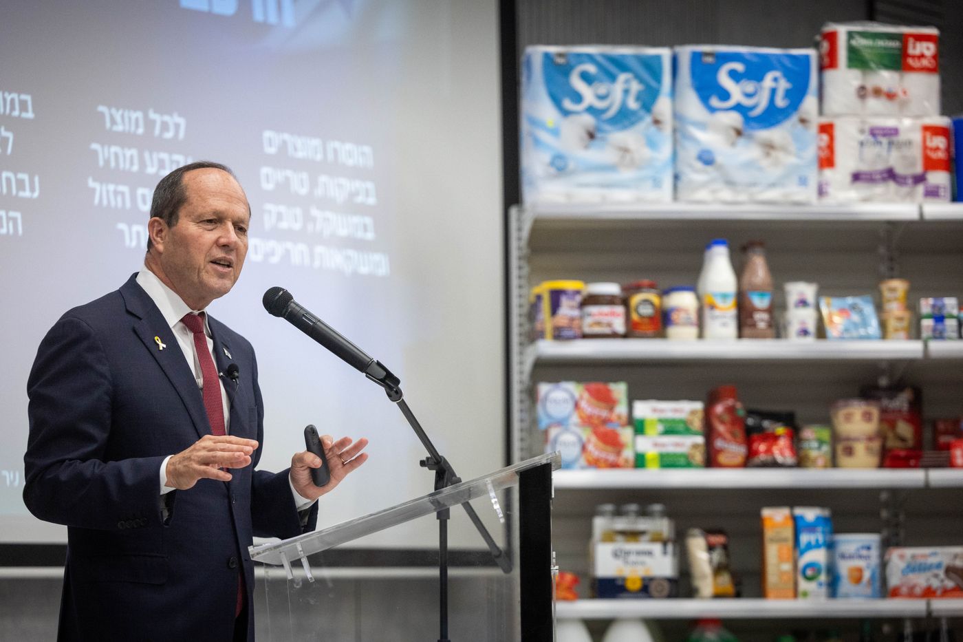 ברקת מציג את הסל של ישראל
