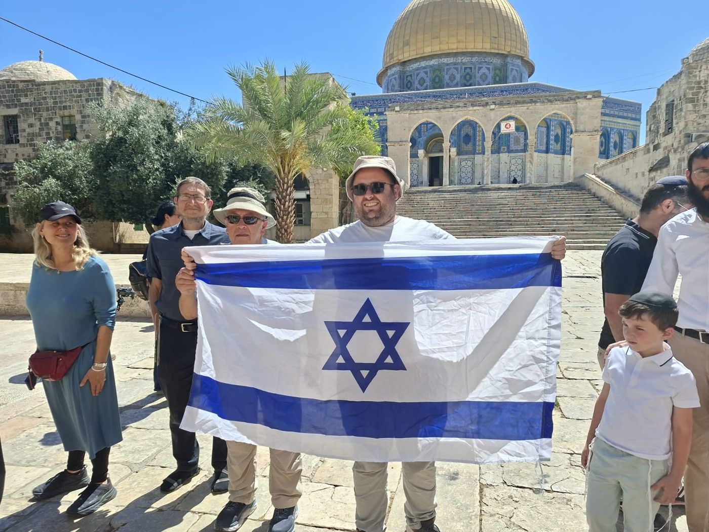 הנפלת דגל ישראל בהר הבית