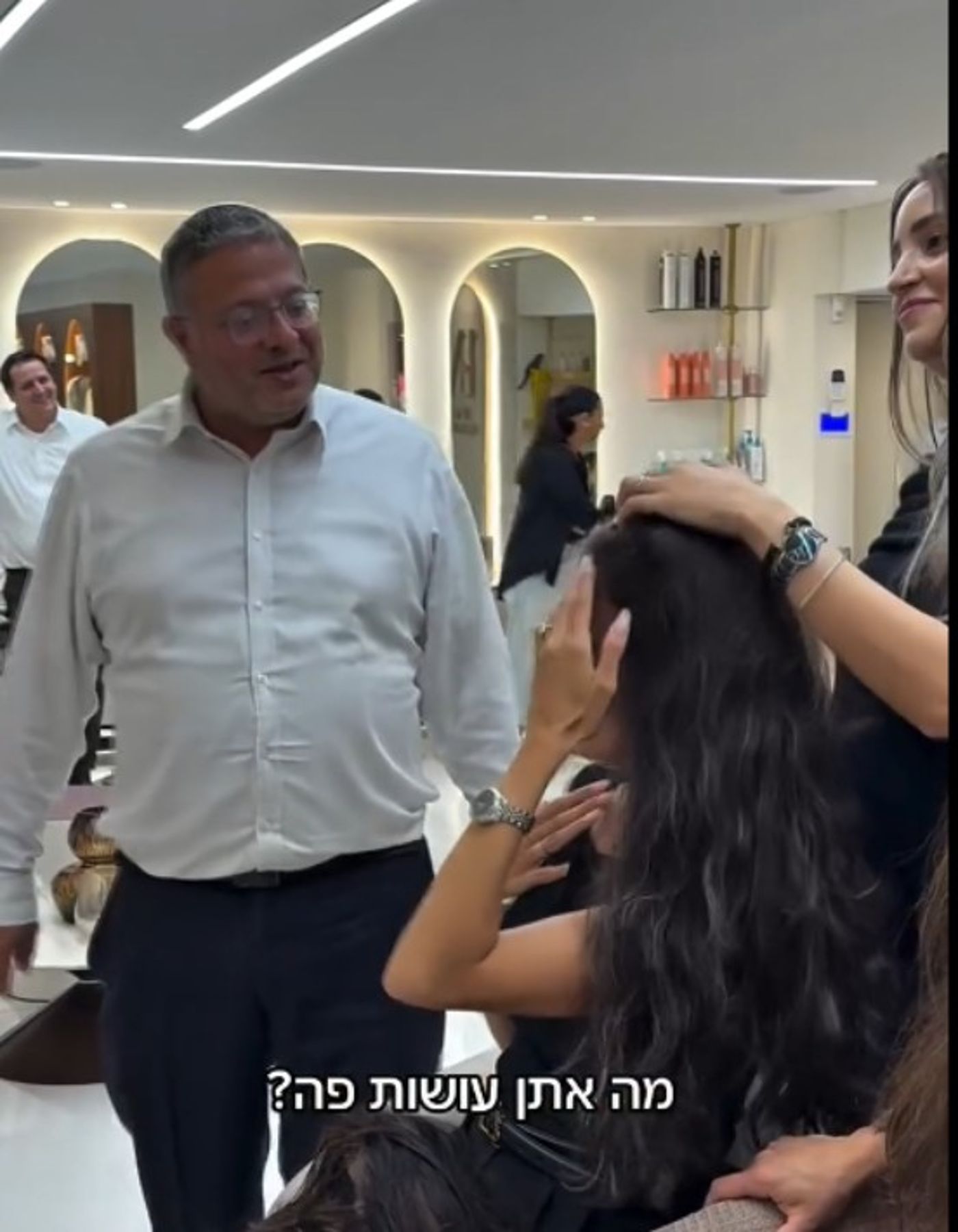 בן גביר מחלטר בפרסומת לחנות פיאות