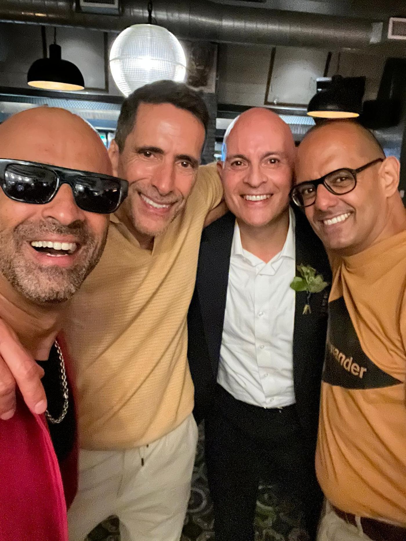ניצן גלעדי מוקף בחברים וביוצרים, רגע של שמחה שנשאר כזיכרון