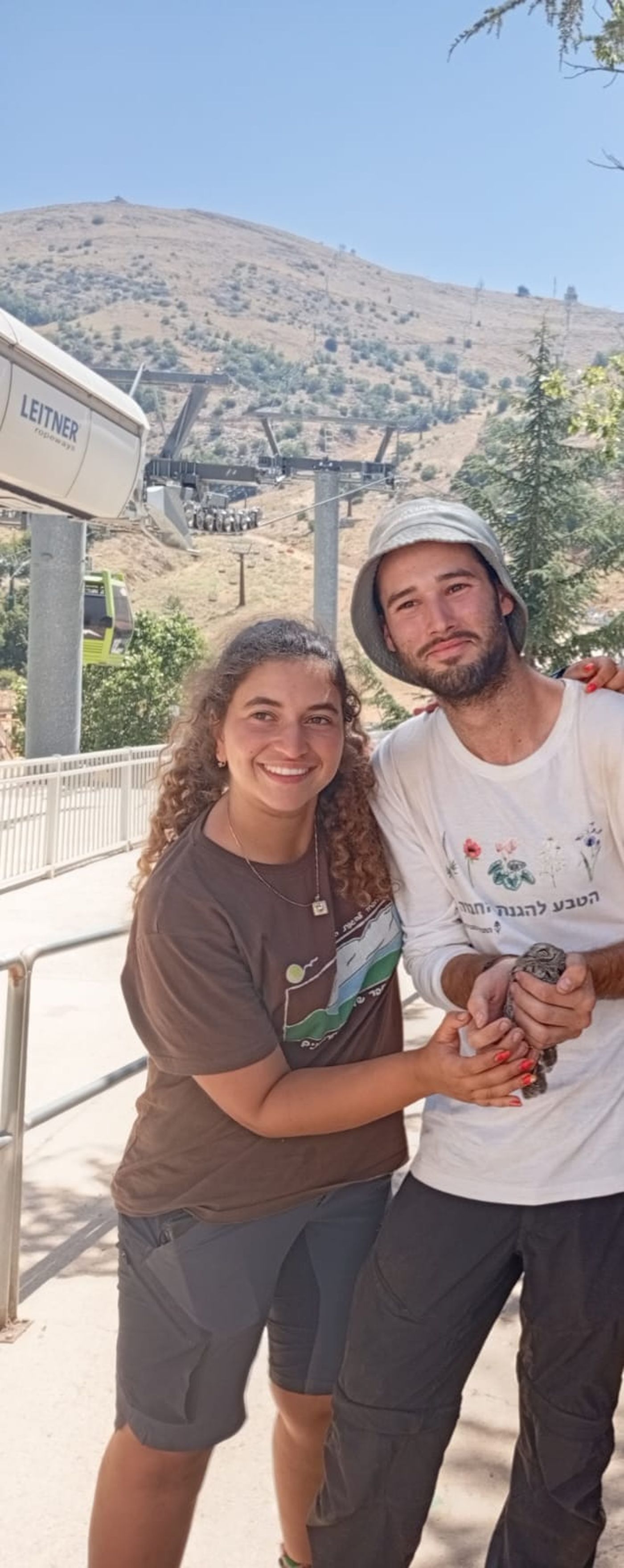 עידו אוהד ושקד יצחקי עם השעיר המצוי