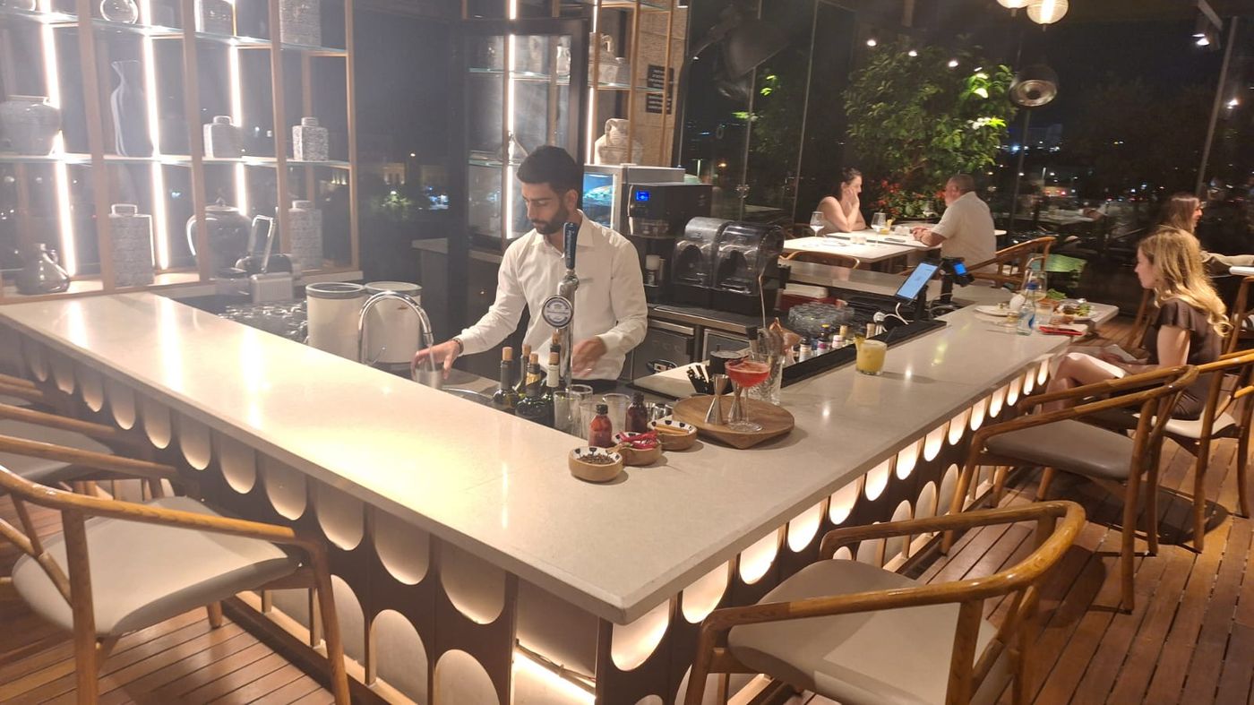 בר הקוקטיילים והמסעדה ברופ טופ של מלון אוריינט