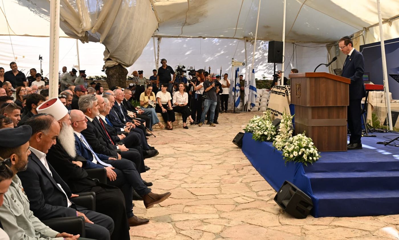 נשיא המדינה יצחק הרצוג נואם בטקס קבורת עצמותיהם של רבקה ושמעון הרצל ז״ל