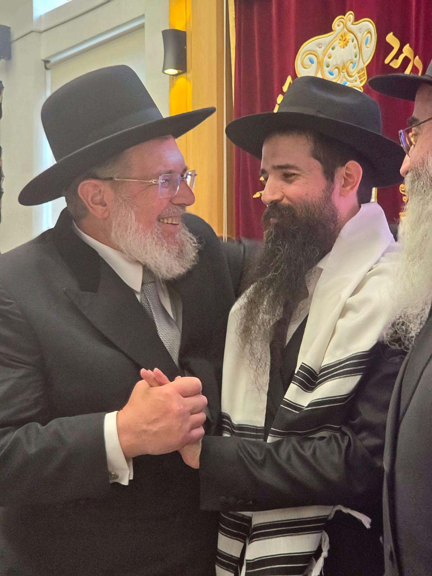 הרב הראשי לישראל הרב קלמן בר מברך את רבה הראשי החדש של מולדובה 