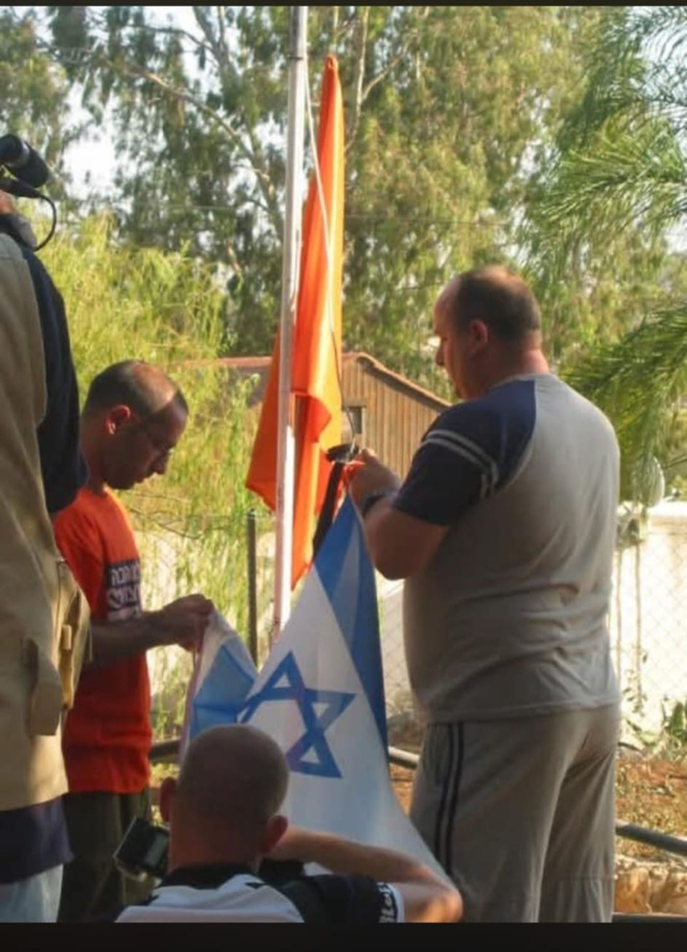 טקס הורדת הדגל בכדים אחרי הגירוש.