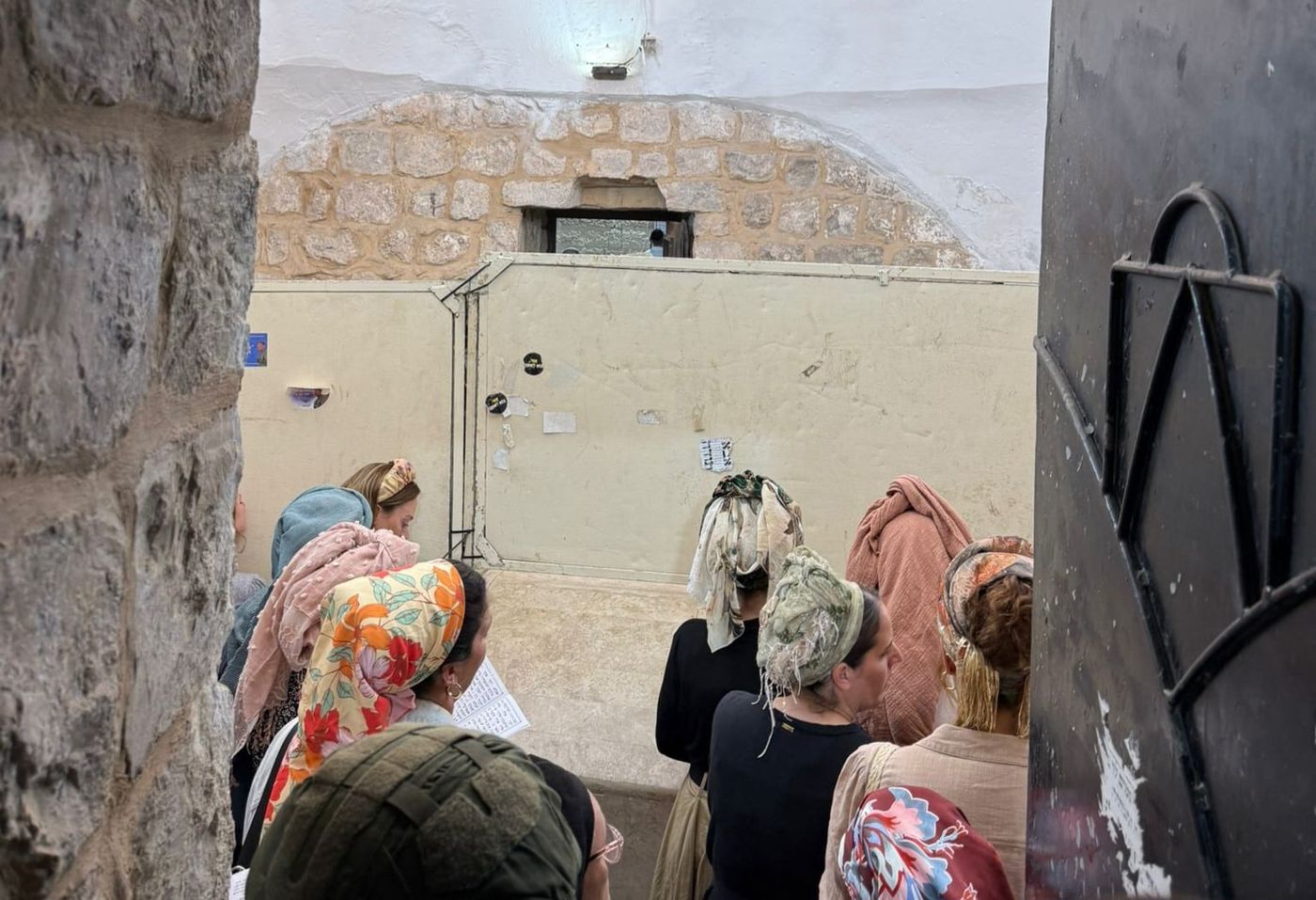 תפילת הנשים בקבר יוסף