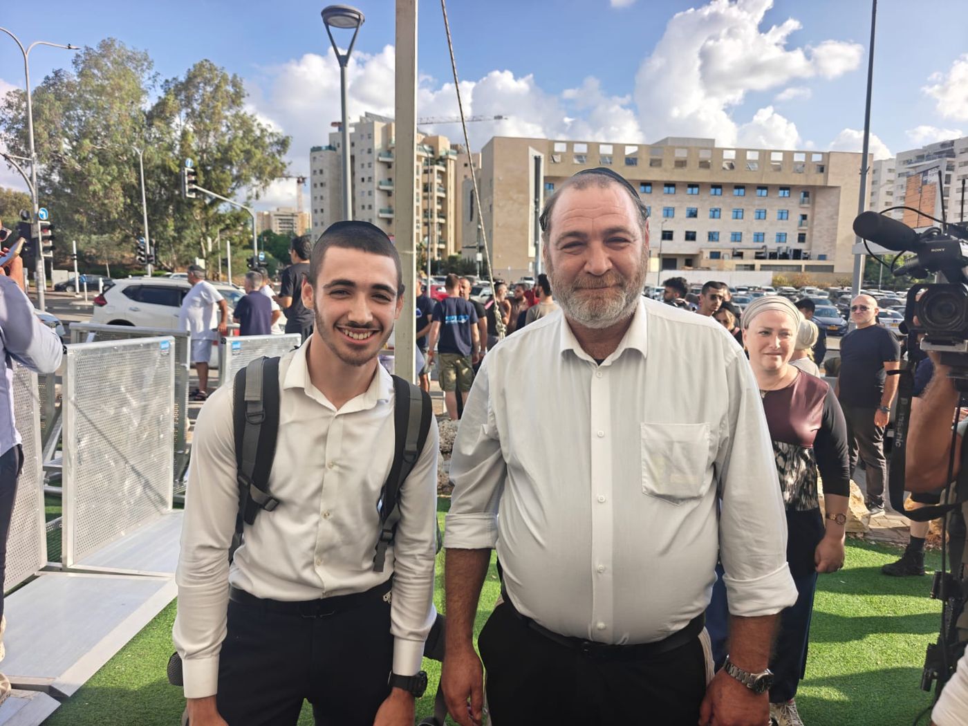אב ובנו בכניסה ללשכת הגיוס