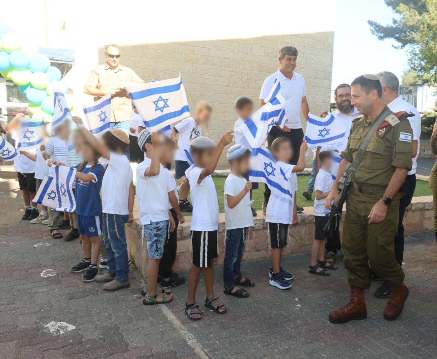 תלמידים בבית אל עם אלוף פיקוד המרכז בפתיחת שנה"ל תשפ"ז