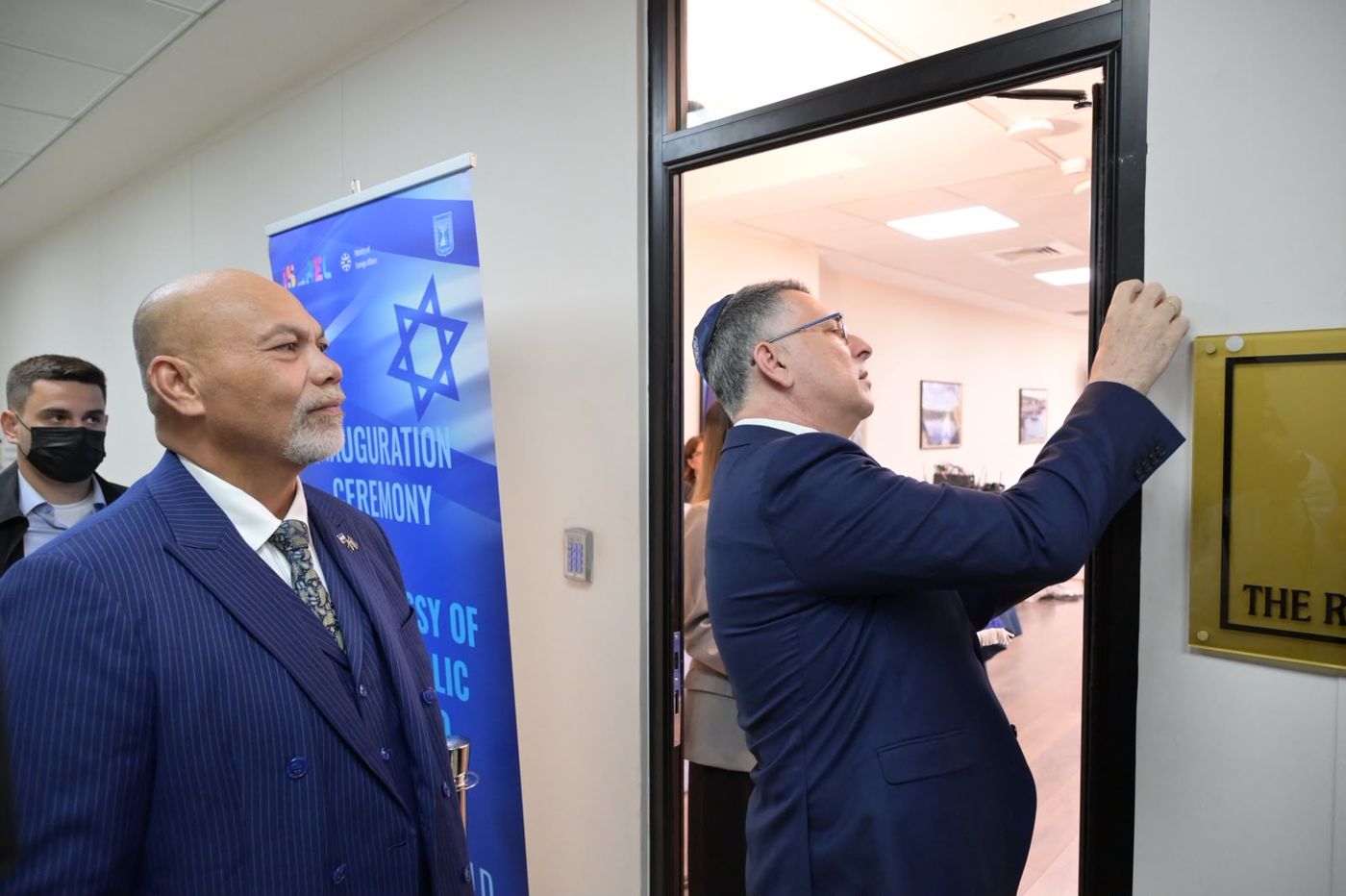 קביעת מזוזה בשגרירות נאורו