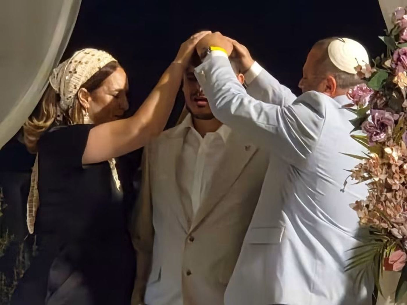 ורד מזומן אביעד ובעלה נתי אביעד בחתונת בנם אראל 