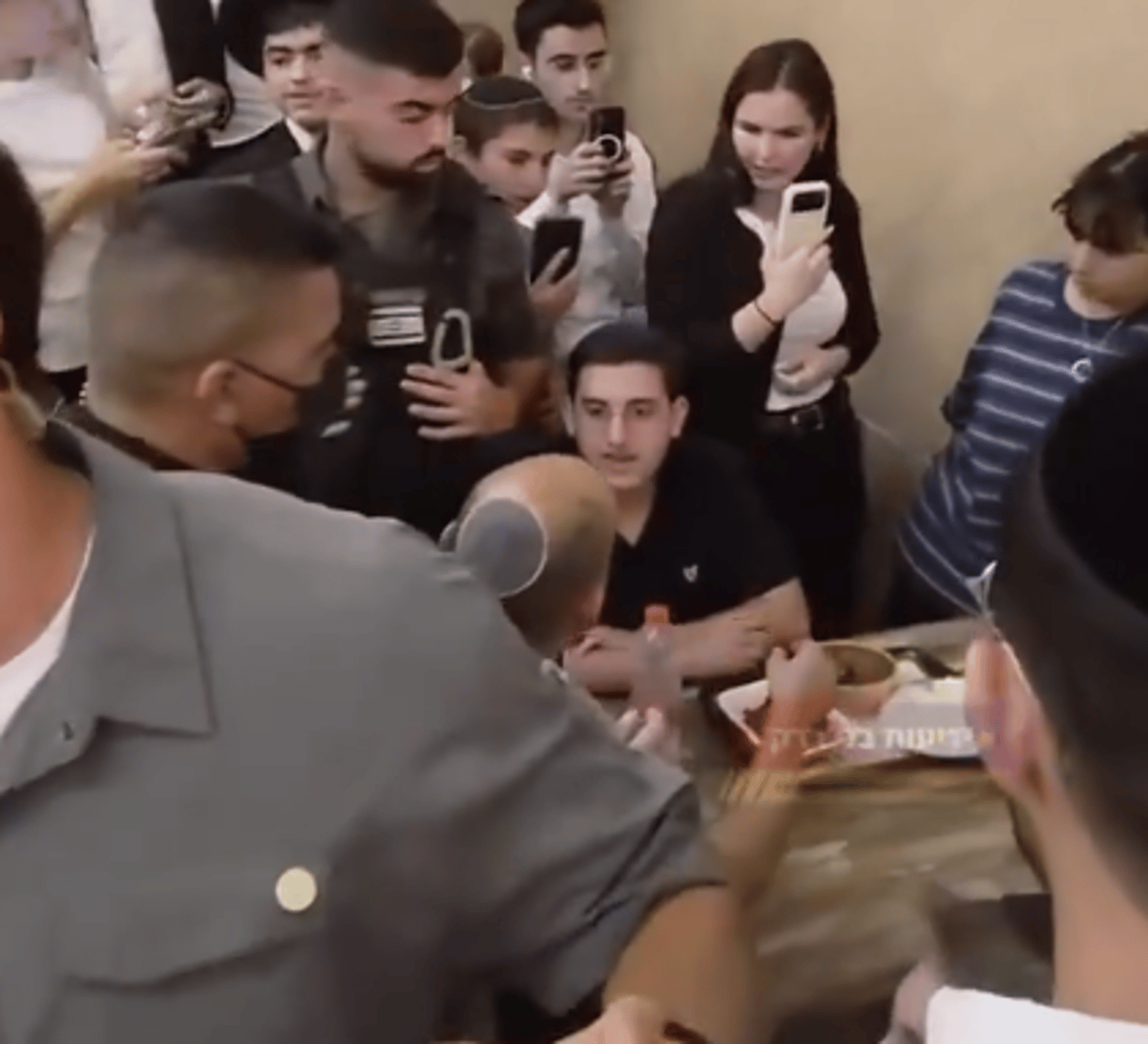 תיעוד חדש: רגע השלכת החפץ על נפתלי בנט