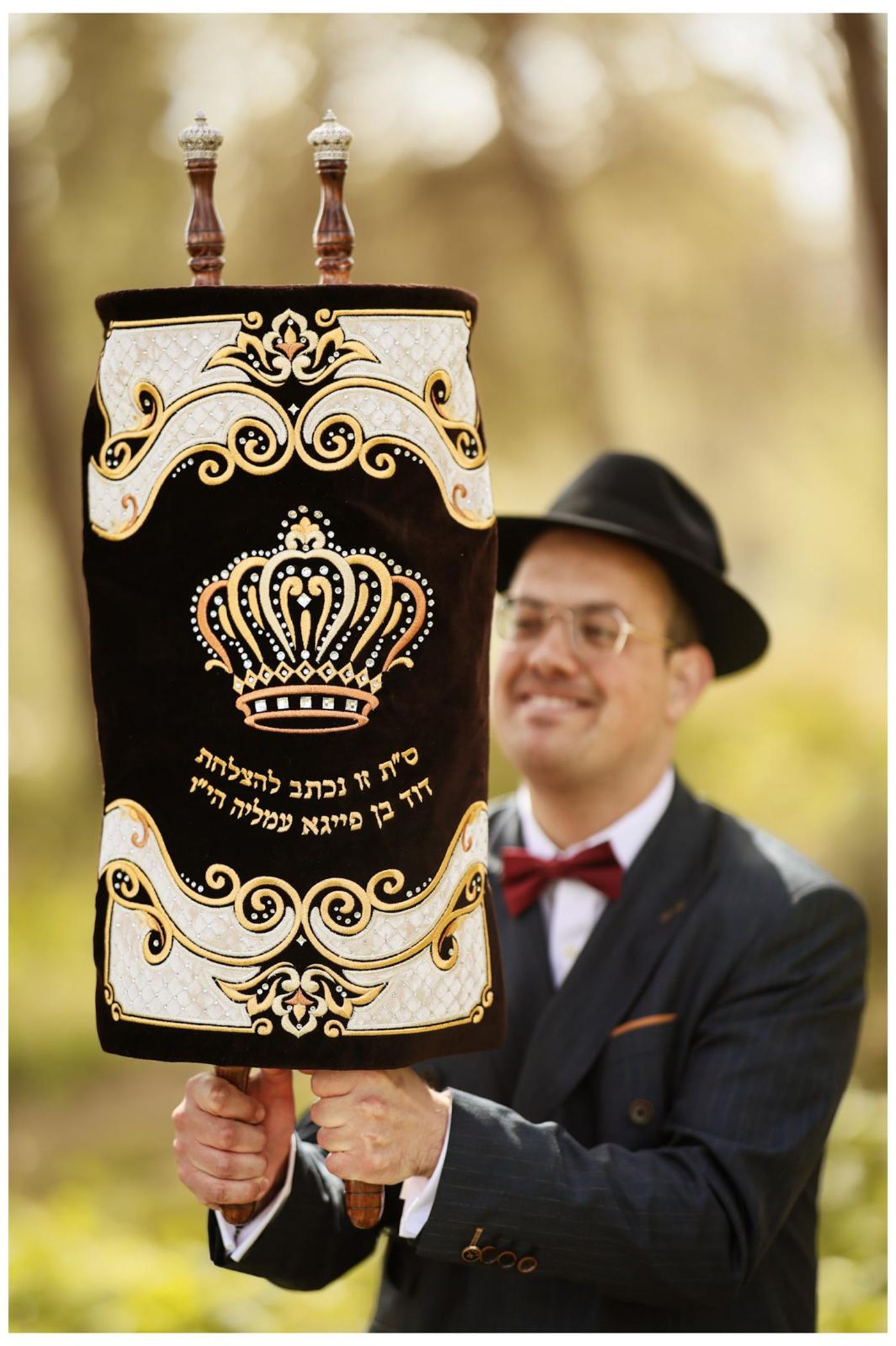 דוידי לובין עם ספר התורה שתרם