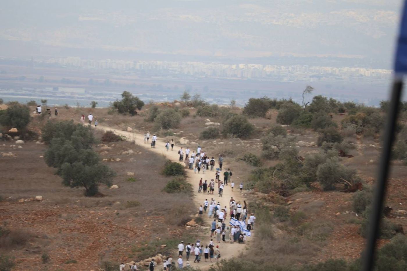 הצועדים במגנים לכדים 